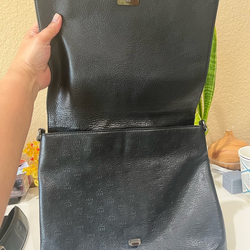 MCM BLACK EMBOSSED LEATHER MESSENGER BAG - Picture 7 of 15